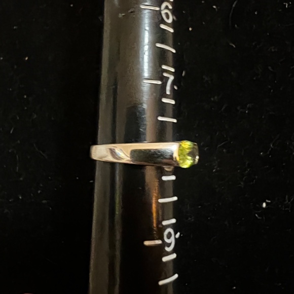 Elegant 925 Sterling Silver Ring with Green Peridot Stone - Beautiful - Picture 3 of 5